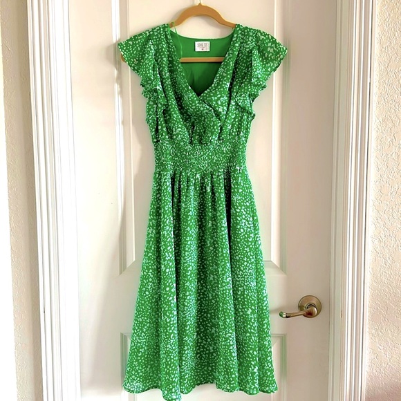 Sienna Sky Dresses & Skirts - Woman’s Green Mid Calf Smocked V-Neck Dress - Size XS